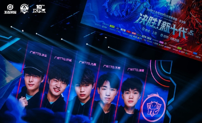 球几乎击垮 球几乎击垮